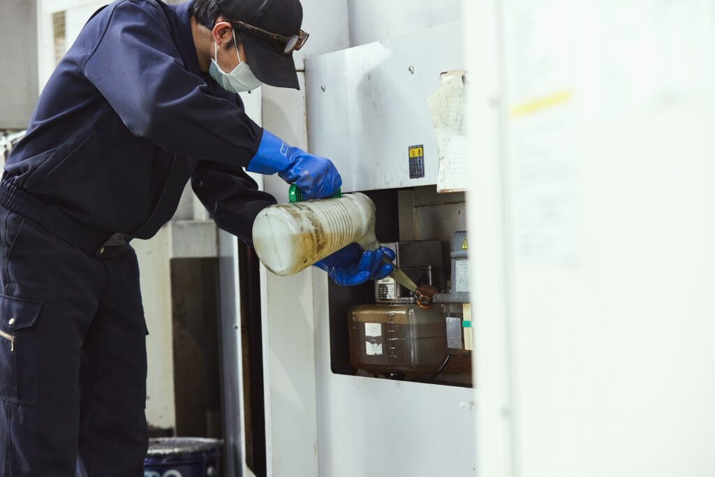 オイル、切削油の交換作業